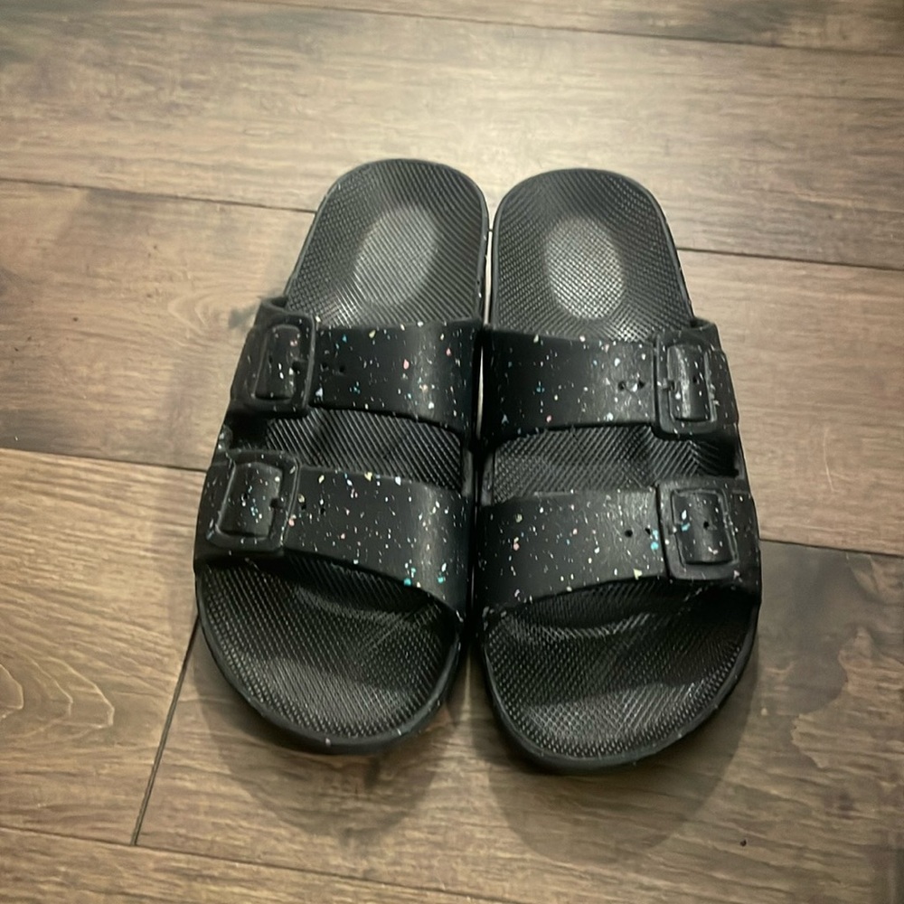 Freedom Moses speckled slides.